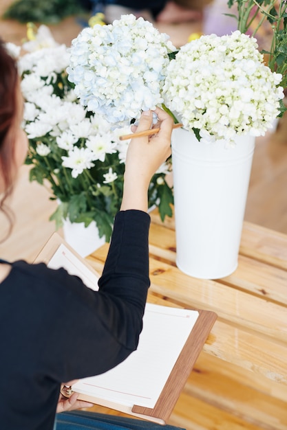 結婚式の装飾のためのアジサイのトーンを選択する花屋