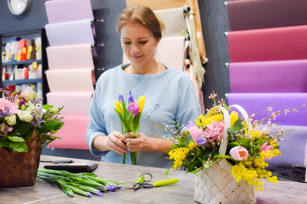 花屋が花の花束を集めるフラワーショップで働く中小企業の花屋