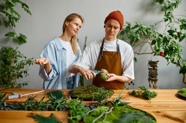 Photo florist and decorator team working at diy florarium studio