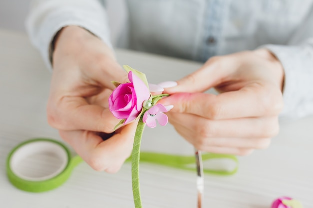 花屋はFoamiranからの造花で花輪をします