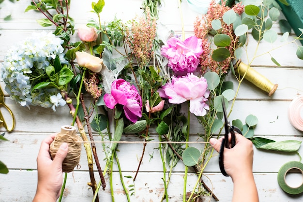 Foto disposizione e decorazione dei fiori del lavoro del fiorista