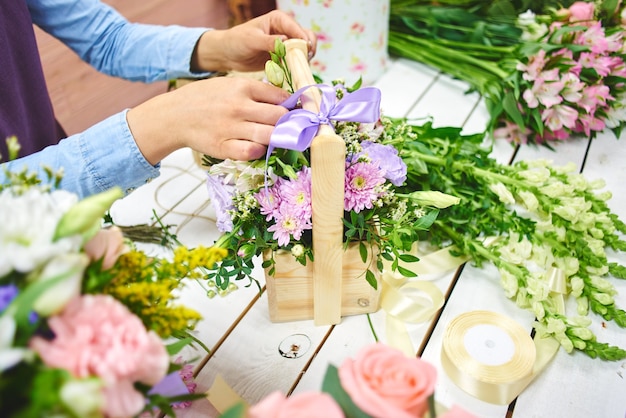 꽃집은 배경 화이트 보드에 꽃다발을 상위 뷰로 만듭니다.