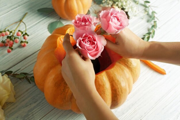 新鮮な花と南瓜のクローザップの美しい構成を作る花屋