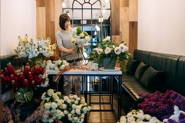 写真 フラワーショップで花束を作る花屋