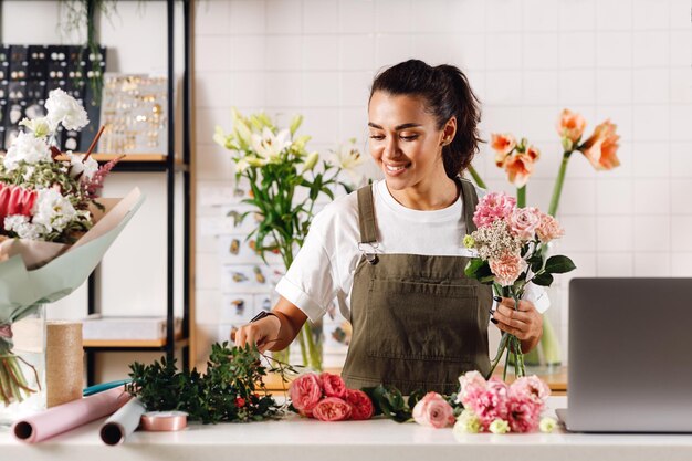 Foto fiorista che fa un bouquet di fiori al negozio