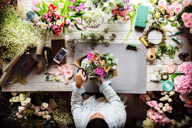 사진 신선한 꽃 꽃다발 배열을 만드는 꽃집