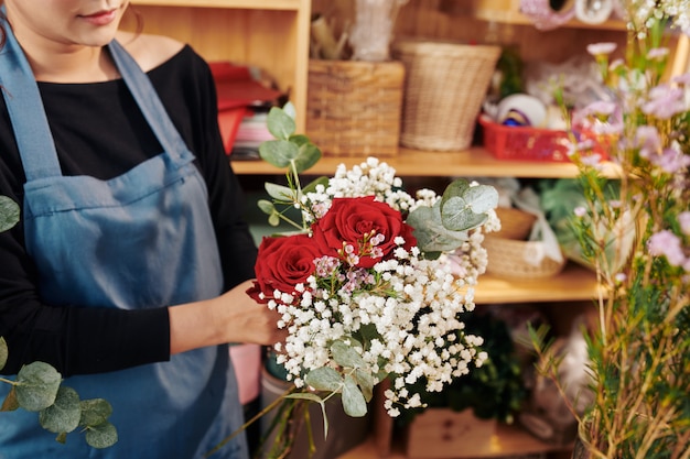 Fiorista che mostra un bellissimo bouquet