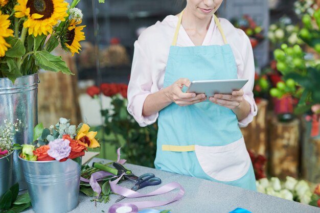 店でタブレットを使用する花屋