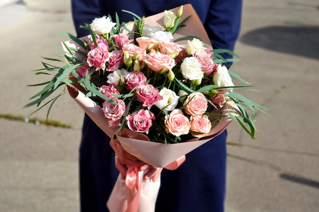 屋外の花の花束を持つ花屋