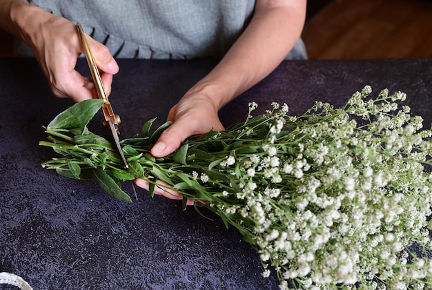 仕事中の花屋 カスミソウの結婚式の花輪のステップバイステップのチュートリアルの作り方