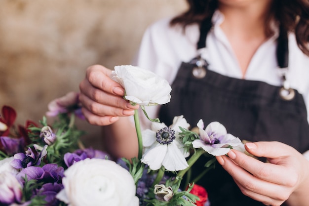 Foto fioraio lavora con i fiori