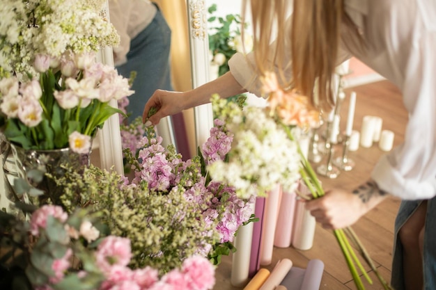 Photo florist at work woman making fashion modern bouquet of different flowers