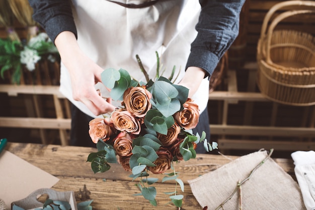 Photo florist working in modern flower shop