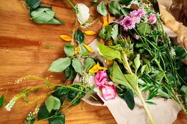 Foto luogo di lavoro fiorista con fiori freschi