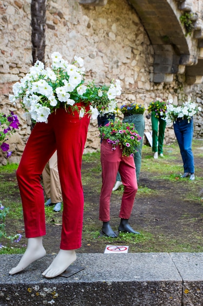 Foto mazzi di arte floristica su manichini al festival dei fiori di girona tiempo de flores