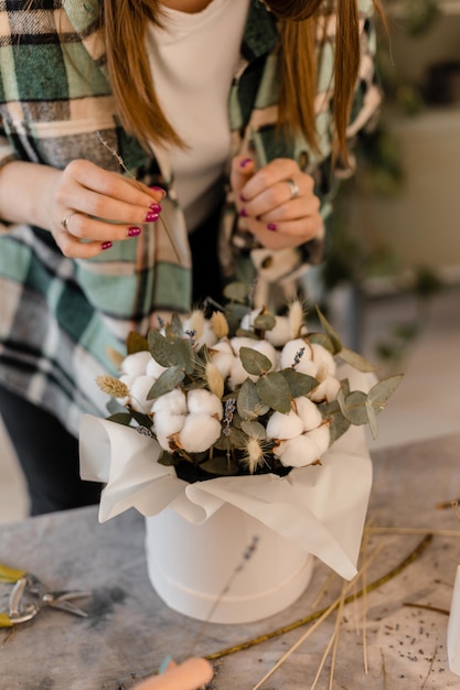 Floristic masterclass Samenstelling van droogbloemen katoen en eucalyptus