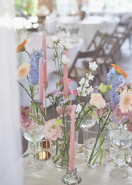 사진 floristics 파스텔 색상의 결혼식 꽃 장식 다양한 꽃병과 그릇에 많은 꽃