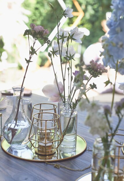사진 floristics 파스텔 색상의 결혼식 꽃 장식 다양한 꽃병과 그릇에 많은 꽃