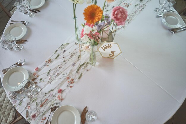 Foto floristiek bloemendecoratie van de bruiloft in pastelkleuren veel bloemen in verschillende vazen en vazen