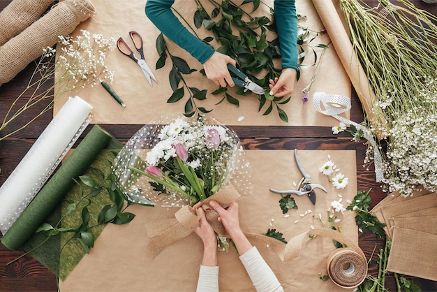 Photo florists making flower bouquets on a wooden table