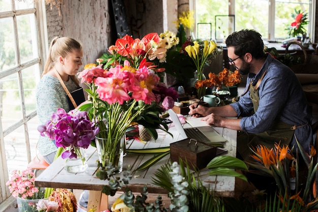 사진 꽃집에서 일하는 꽃집