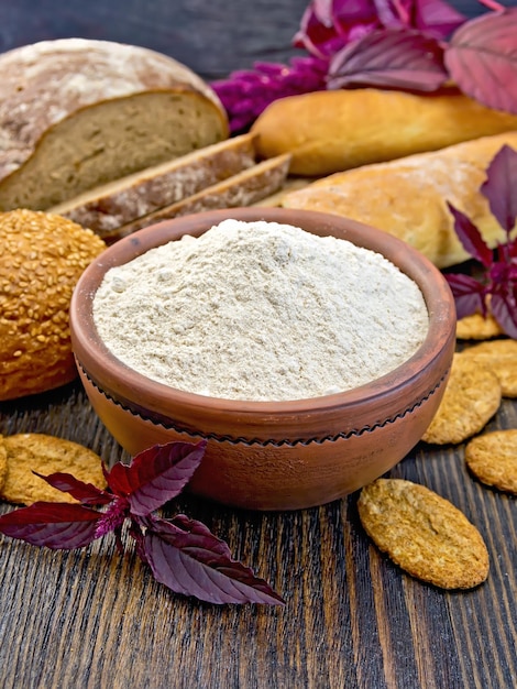 Foto farina di amaranto in ciotola di argilla con biscotti a bordo