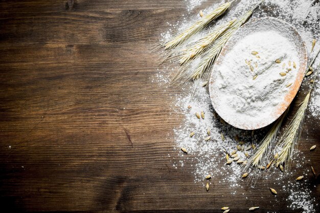 写真 穀物と小穂が入ったボウルに小麦粉を入れます