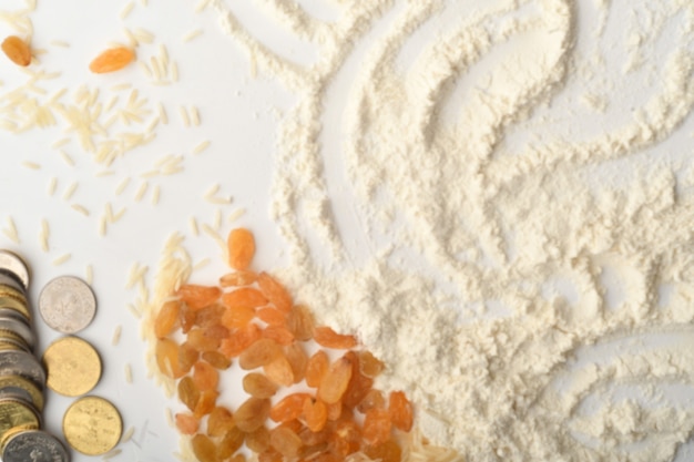 写真 白い背景の上の小麦粉、小麦、米、レーズン、コイン