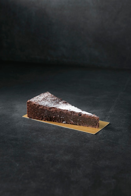 Flourless Chocolate Cake slice geïsoleerd op donkere achtergrond bovenaanzicht van gebakken item dessert