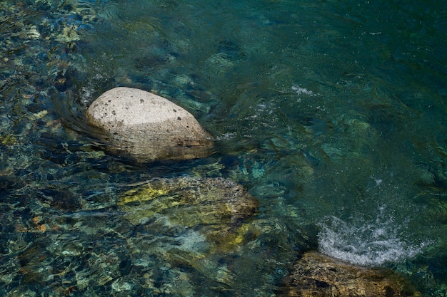 Поток озерной воды на камне.