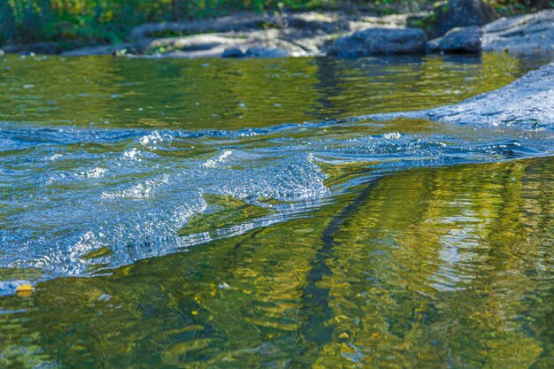 写真 水の流れと石からのスプレーをクローズアップ