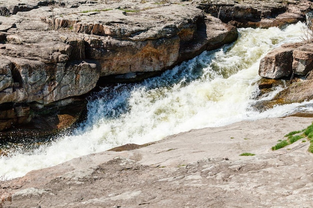 Flow of water and spray from a stone