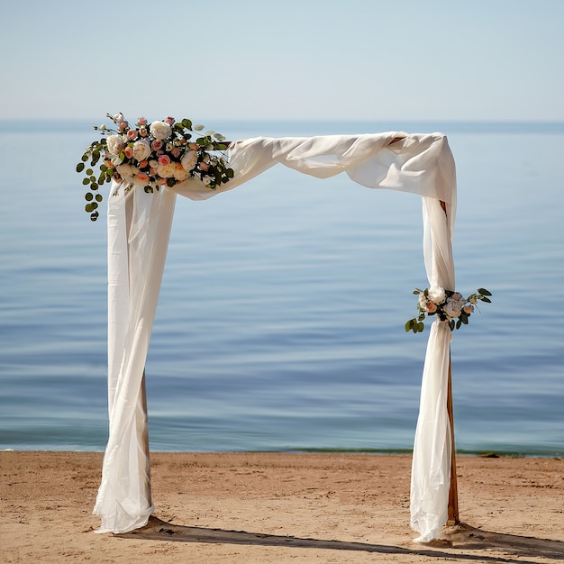 Foto arco di fiori in riva al lago. sfondo per inviti di nozze.