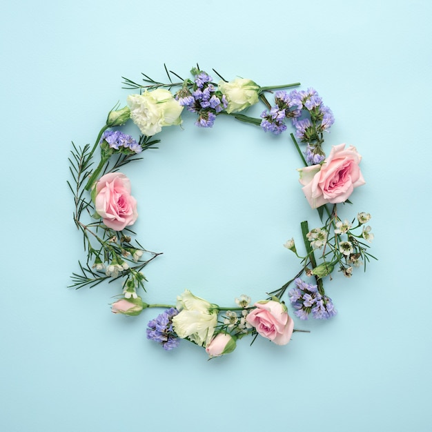 Photo flower arrangement circle of roses, eustoma and lemongrass on blue