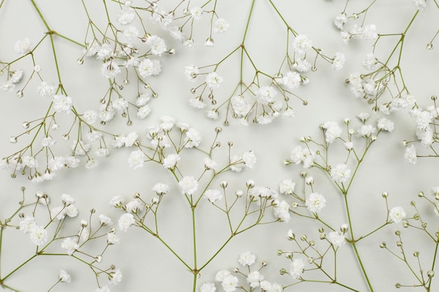 写真 テクスチャード加工の背景にフラワーアレンジメント白いカスミソウの花