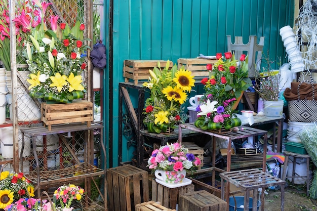 Продажа цветочных композиций на рынке Красивые разноцветные цветы