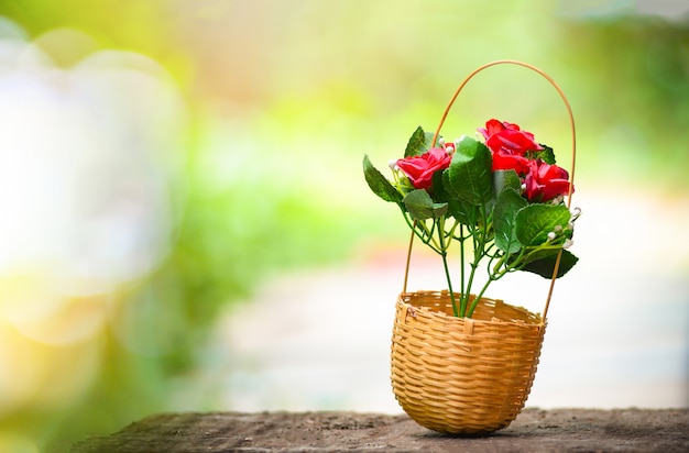 夏の自然と竹かごの花のバスケットの花束