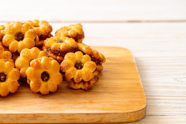 flower biscuits with pineapple jam