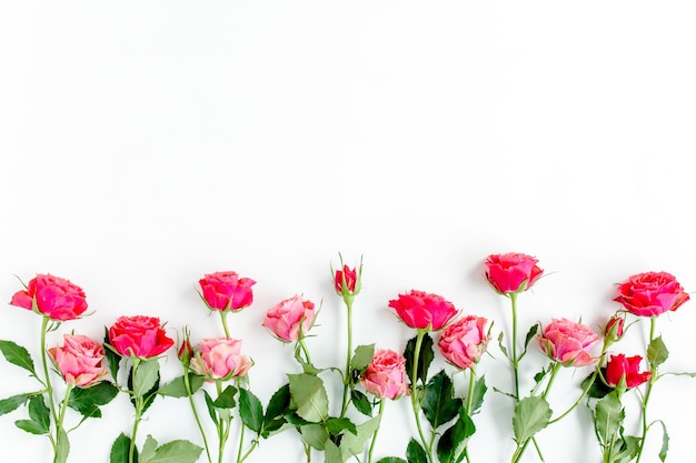 Фото Цветочная рамка из красных роз на белом фоне с копией места для текста валентина фон цветочный узор плоский вид сверху