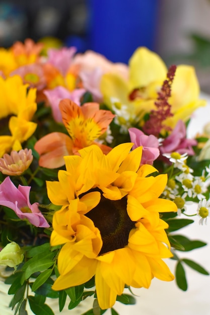 テーブルの上の花の配達花の生け花箱の中の生花