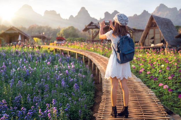 ドイ・インタノン山のアジア人女性旅行者とフーパムアックの庭の花