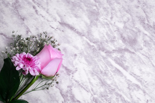 Fiore sul tavolo di marmo spazio vuoto sfondo