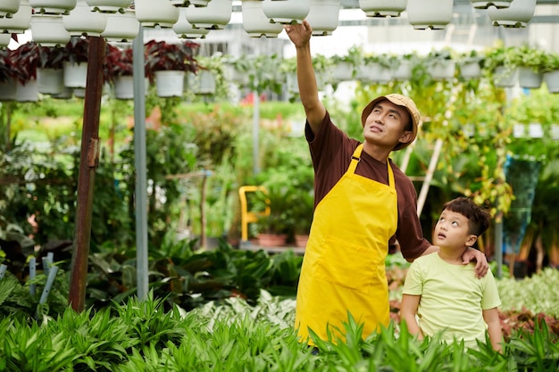 Proprietario di un vivaio di fiori che parla con il figlio