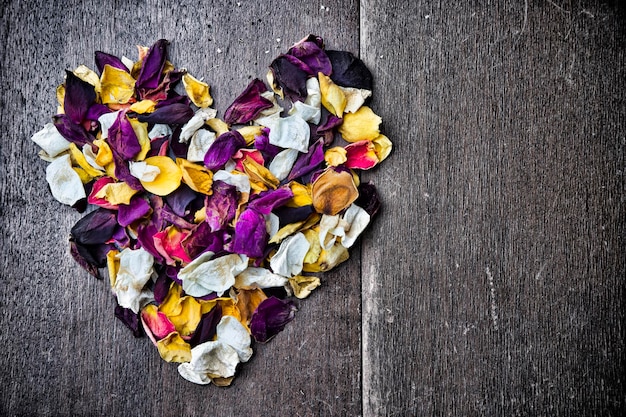 Petali di fiori a forma di cuore. sfondo per san valentino. motivo in legno. stile retrò.