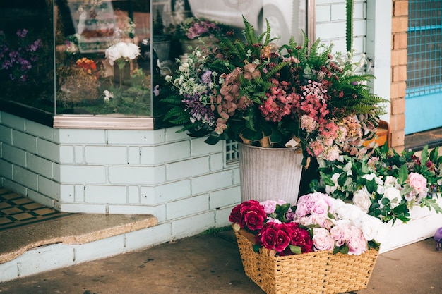 Foto vaso di fiori contro piante