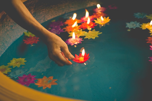 중국 사원에서 정신의 수영장에서 불타는 꽃 모양의 촛불