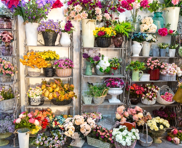 Фото Цветочный магазин, букеты на полке, флористический бизнес