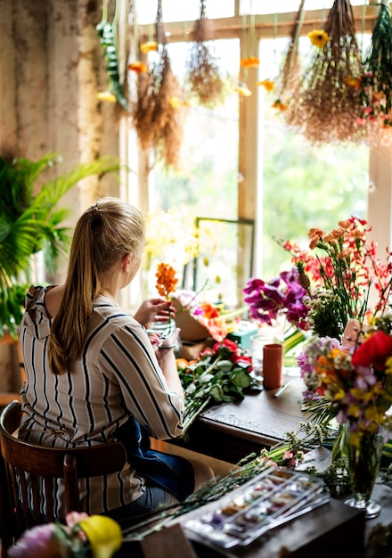 Foto servizio di lavoro del proprietario del negozio di fiori