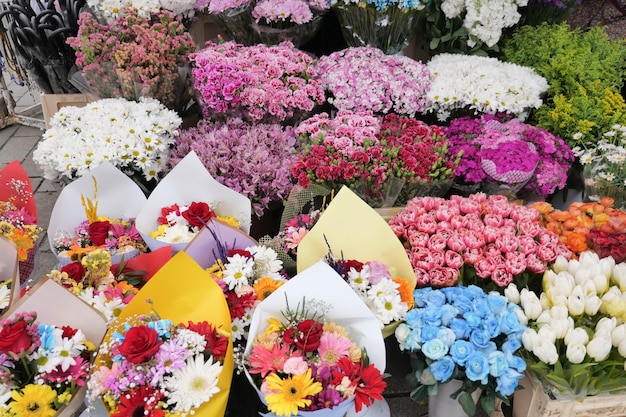 イスタンブールの花屋、路上店で販売する花のディスプレイ