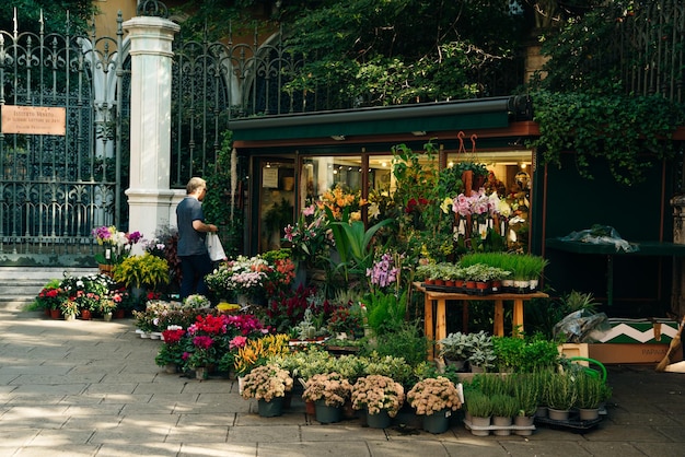 Photo flower shop on the street of the town of venice ital y nov 2021